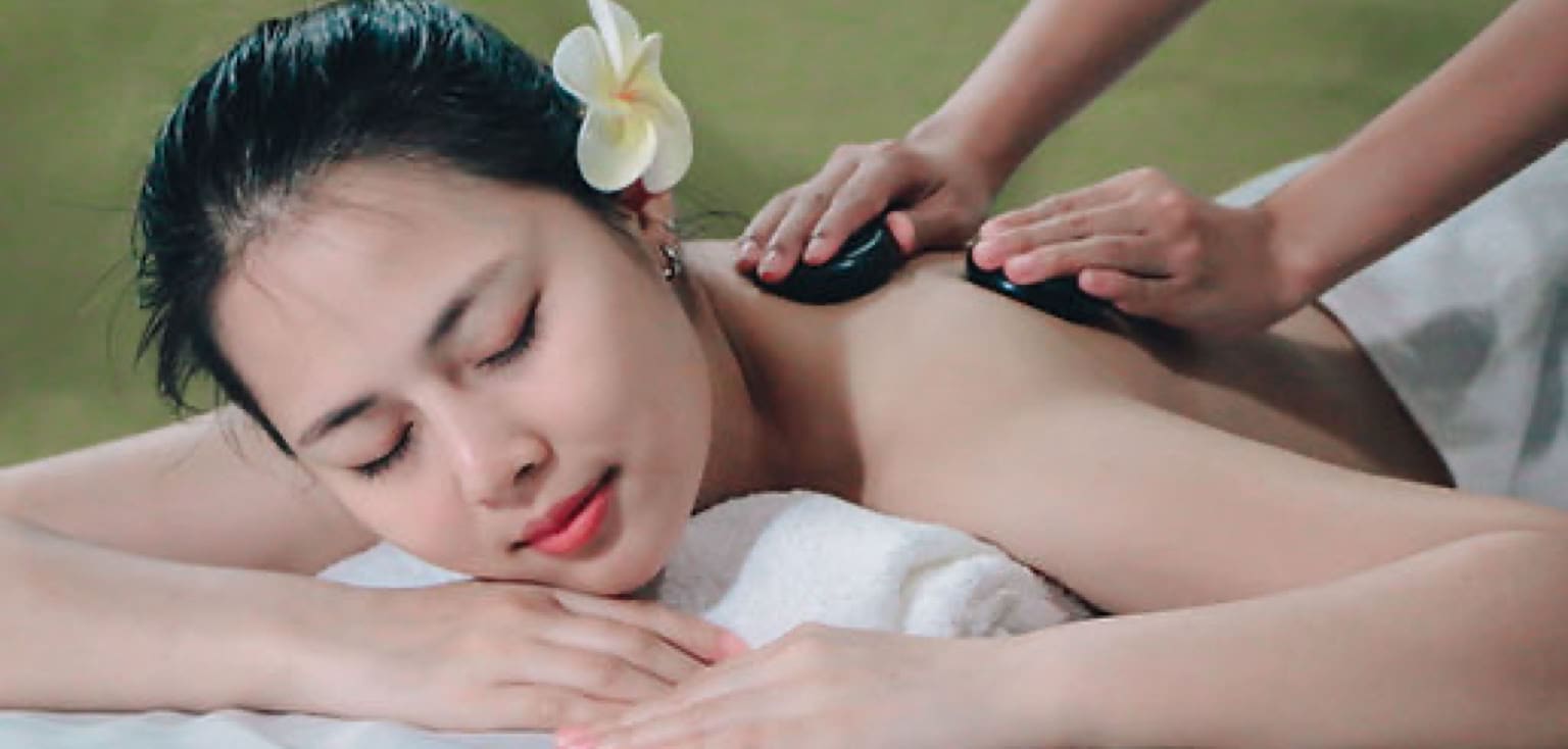 Hotstonemassage met warme stenen op de rug